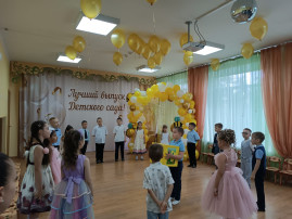 мальчик играет на домбре мальчик играет на домбре.