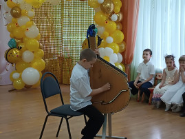 выпускники танцуют с малышами выпускники танцуют с малышами.