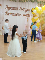 дети танцуют в музыкальном зале дети танцуют в музыкальном зале.
